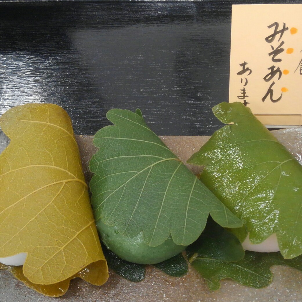 かしわ餅(こし餡、つぶ餡、味噌あん):春: